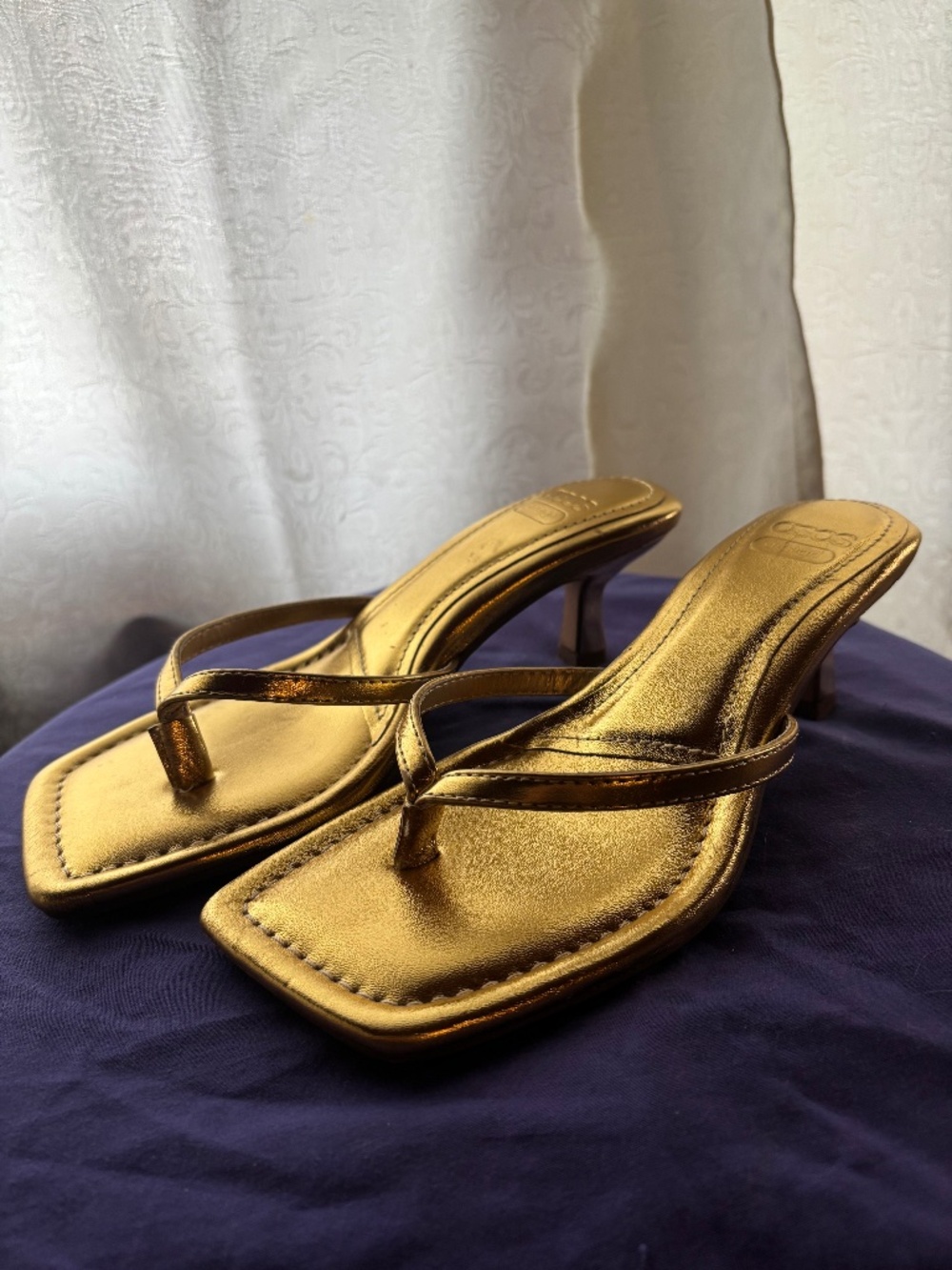 gold sandals/kitten heels